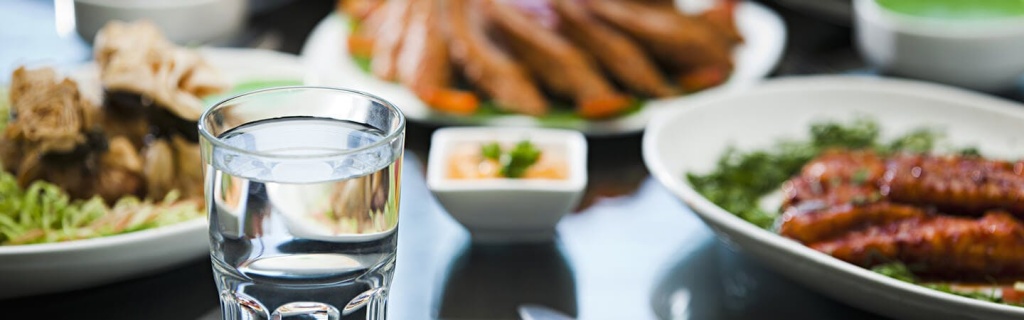 Does-Drinking-Water-With-Your-Meals-Cause-Bloating (2)opt.jpg Does-Drinking-Water-With-Your-Meals-Cause-Bloating (2)opt.jpg