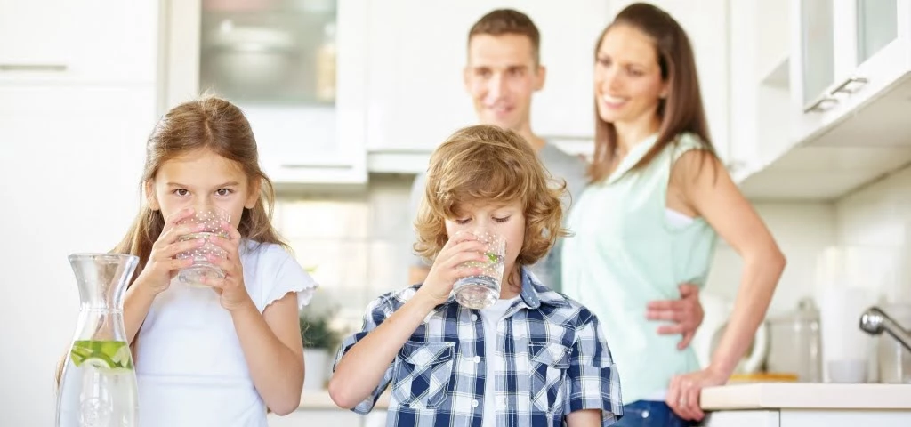 kids drinking water